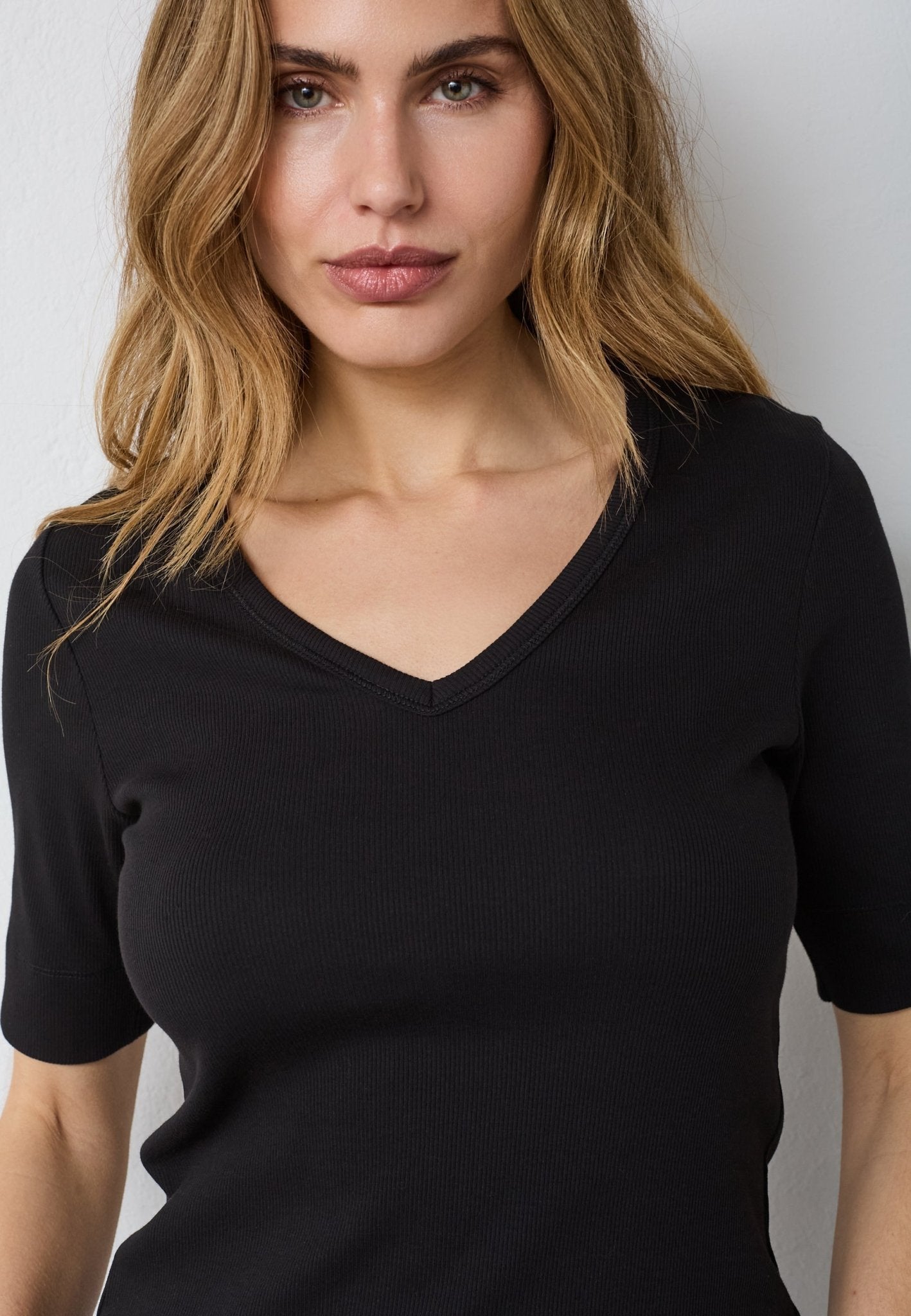 GrannyCC Rib SS V - Tee - Black - Co'couture