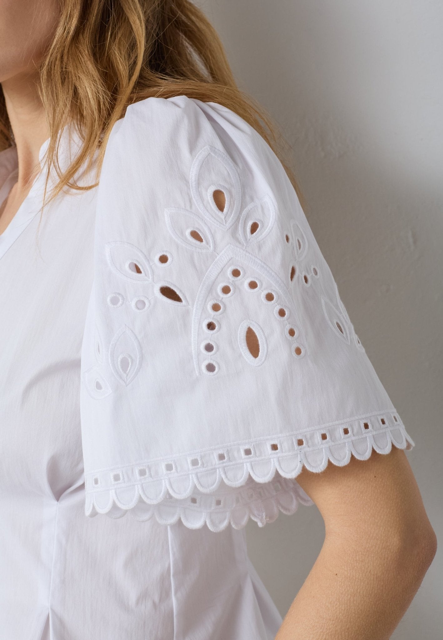 PoppyCC Emb SS V - Shirt - White - Co'couture